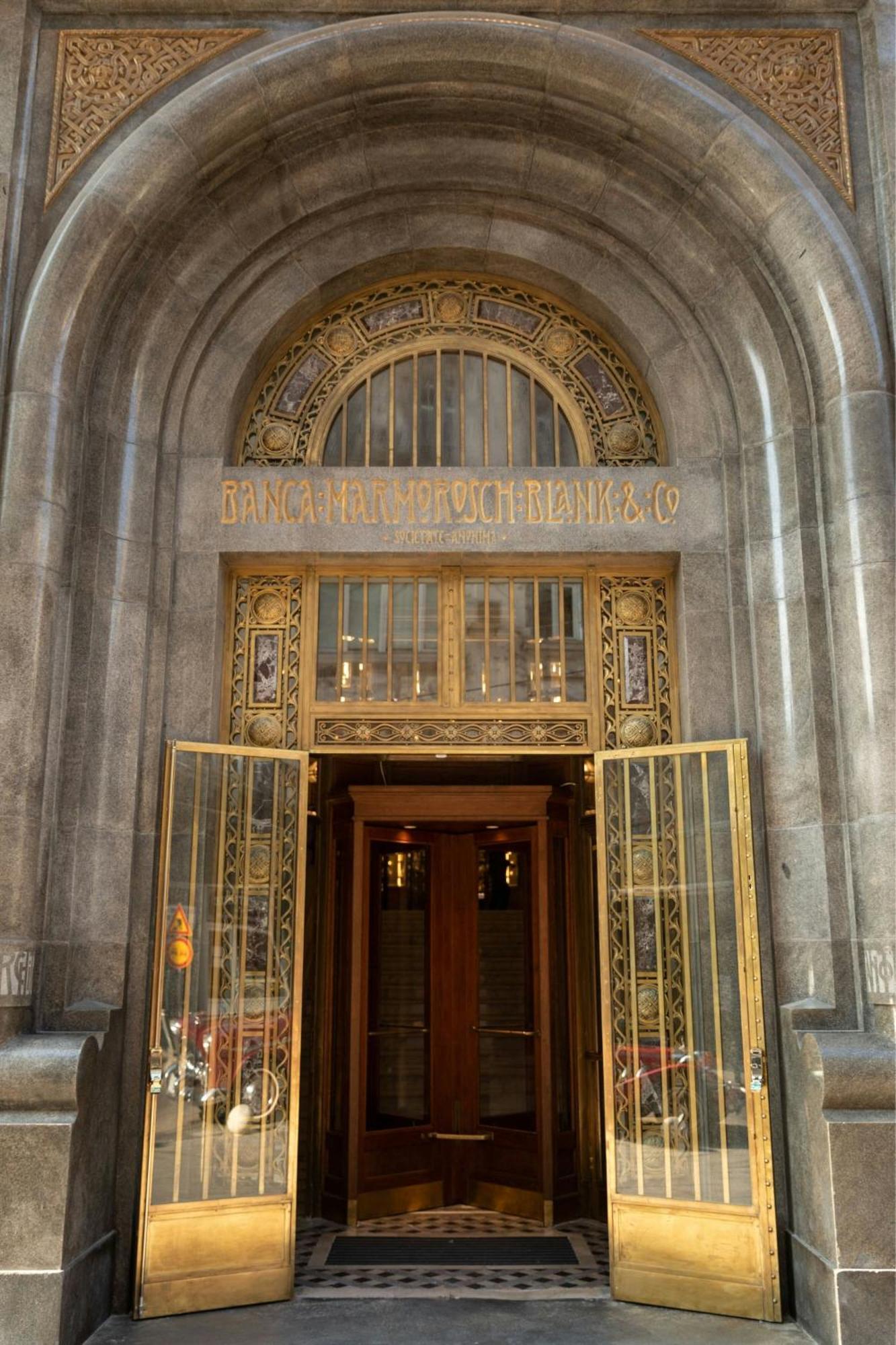 فندق The Marmorosch Bucharest, Autograph Collection المظهر الخارجي الصورة Entrance to the Bank of America Building
