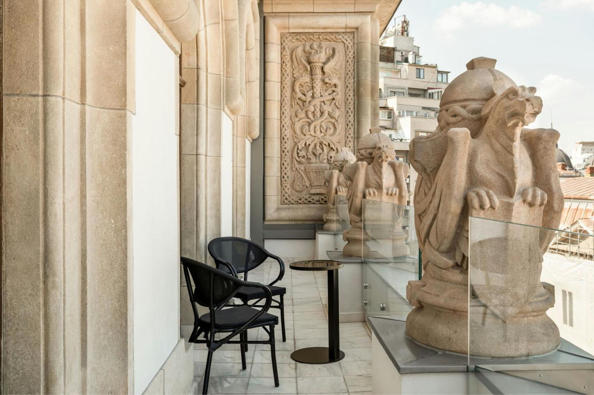 فندق The Marmorosch Bucharest, Autograph Collection المظهر الخارجي الصورة The balcony of the suite